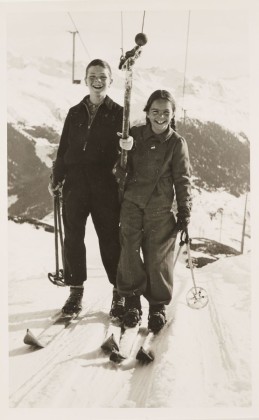 Fotografie: Laurenz Custer (1930-2016), Pianist und Komponist aus Frauenfeld, mit seiner Schwester Vreni Custer am Skilift