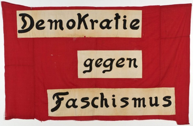 Fahne: Propagandaplakat (Transparent) der Sozialdemokratischen Partei Arbon «Demokratie gegen Faschismus»