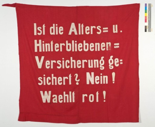 Fahne: Propagandafahne (Transparent) der Sozialdemokratischen Partei Arbon, stammt aus der Zeit der Auseinandersetzungen um die gesetzliche Verankerung der Alters- und Hinterbliebenenversicherung