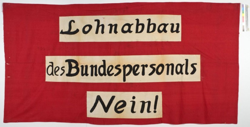 Fahne: Propagandaplakat (Transparent) der Sozialdemokratischen Partei Arbon, im Einsatz bei der Demonstration gegen die Vorlage des eidgenössischen Finanzministers Jean-Marie Musy (1919–1934) zur Senkung der Löhne von Staatsbeamten