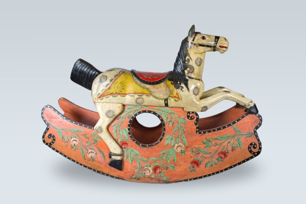 Kinderspielzeug: Schaukelpferd in Form eines galoppierenden Schimmels, aus dem Haushalt der Familie Bachmann, Besitzerin von Schloss Frauenfeld