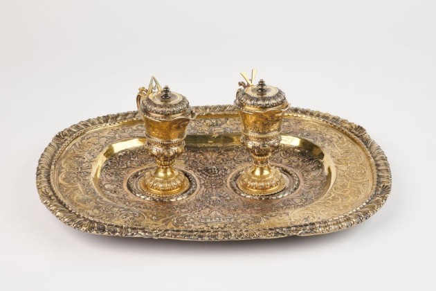 Sakrales Gerät: Barocke Messgarnitur für Wein und Wasser bestehend aus Messkännchen auf Tablett mit den Monogrammen von Jesus Christus und Maria