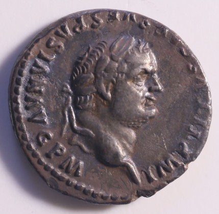 Münze: Denar des Römischen Kaiserreichs, geprägt in Rom zur Zeit von Kaiser Titus (79–81 n. Chr.)