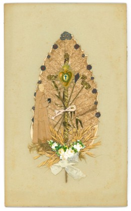 Klosterarbeit mit Andachtsbild: Kreuz, Heiligstes Herz Jesu und Leidenswerkzeuge auf getrocknetem Eichenblatt in Form einer Collage, gefertigt vom Kartäuser François-Marie Hübscher (1864–1941)