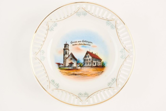 Keramikschüssel mit Durchbrucharbeit (Korb) und Aufschrift «Gruss aus Güttingen» sowie der Abbildung der paritätischen Kirche mit reformiertem Pfarrhaus
